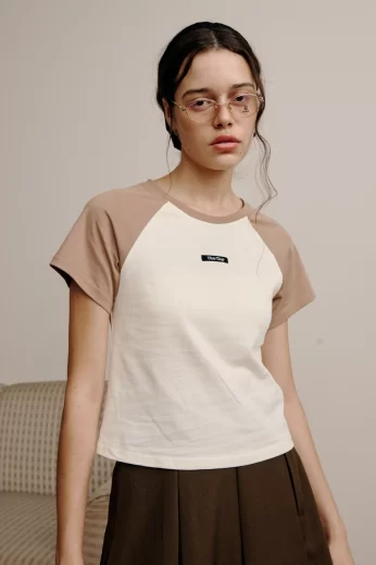 Amie tee เสื้อยืดแต่งแขนทูโทนแต่งป้ายโลโก้กลางอก