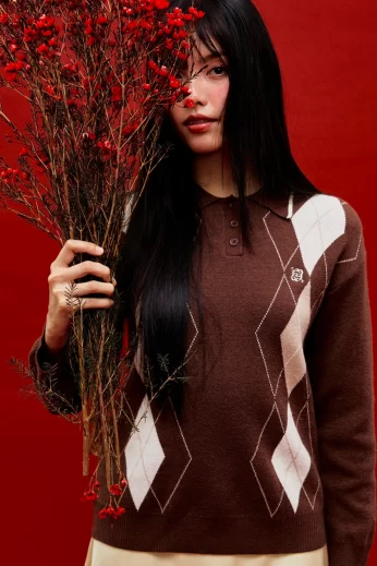 Blossom Polo Sweater เสื้อสเวตเตอร์แขนยาว คอปก ลายข้าวหลามตัด